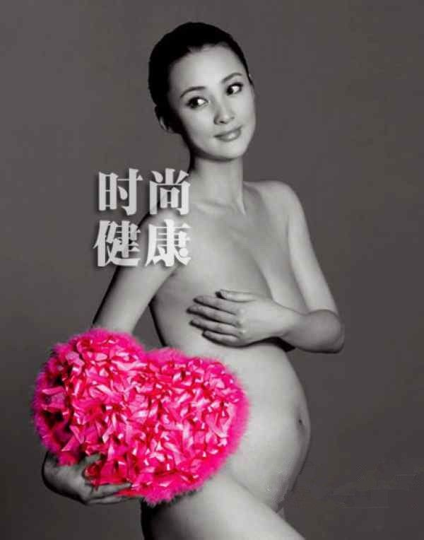 外国女星前仆后继地赶潮流后，中国也很快和“国际接轨”了。 国内最早拍大肚裸照的应算蒋勤勤了。2006年她为《时尚健康》杂志拍了第一组怀孕裸照，全裸出镜代言“粉红丝带”，呼吁大家关注“乳房健康”。