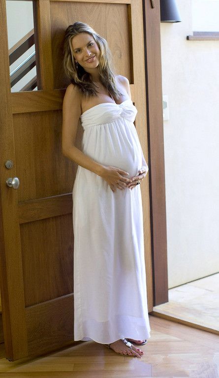 摘下“当家超模”“性感内衣天使”的光环，家庭聚会里的Alessandra Ambrosio 仍是个简单美好的可人儿，一位充满母爱的孕妈妈。